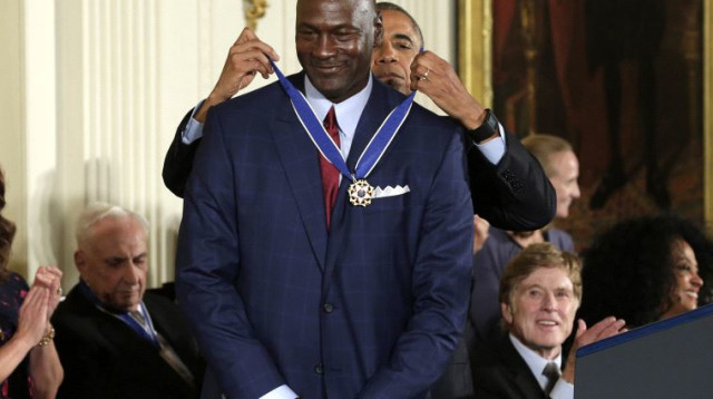 אובמה מעניק את מדליית החירות הנשיאותית למייקל ג'ורדן. צילום: רויטרס, יורי גריפס (צילום: רויטרס, יורי גריפס)