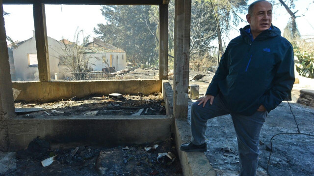 בנימין נתניהו בוחן את נזקי השריפה בחיפה (צילום: קובי גדעון, לע"מ)