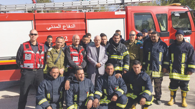 כבאים פלסטינים מסייעים לכיבוי השריפה בחיפה (צילום: ערן לוף)