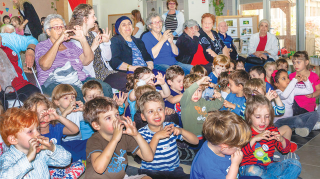 מחזירים אהבה, פרויקט מפגש קשישים וילדים (צילום: שחר קלאורה)