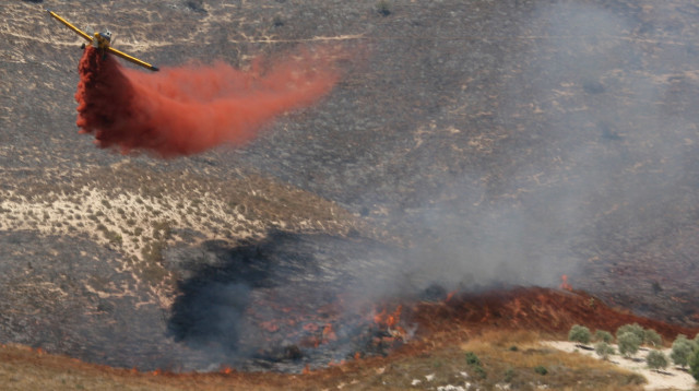 מטוס כיבוי אש ליד כפר אוריה (צילום: אנה קפלן, פלאש 90)