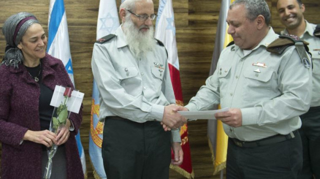 הרב אייל קרים והרמטכ"ל גדי איזנקוט (צילום: דובר צה"ל)