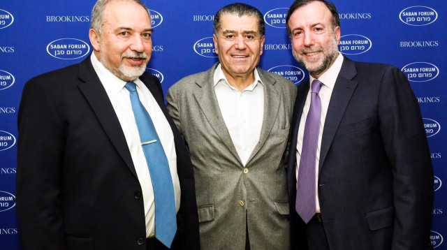 דיויד הגר, חיים סבן ואביגדור ליברמן (צילום: סבן פורום)