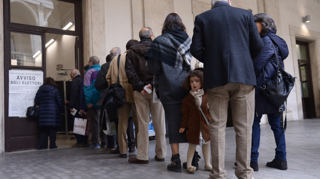 מצביעים במשאל העם באיטליה (צילום: AFP)