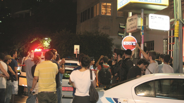 זירת הירי בבר נוער (צילום: אלוני מור)