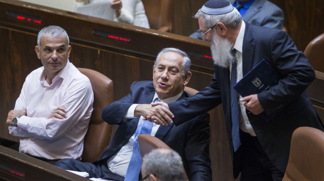 אלי בן דהן, בנימין נתניהו ומשה כחלון (צילום: יונתן סינדל, פלאש 90)