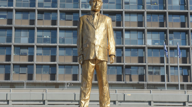 פסל של בנימין נתניהו בכיכר רבין (צילום: אבשלום ששוני)