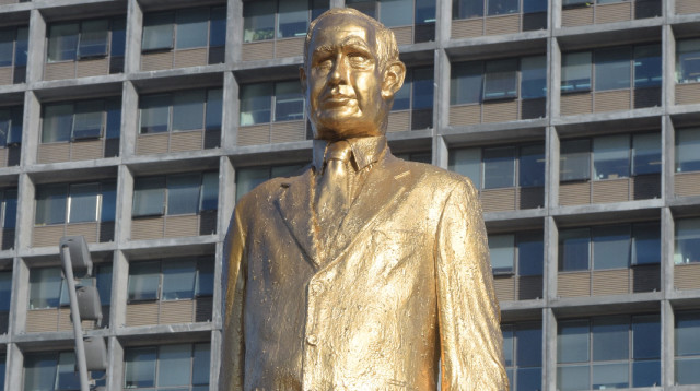 פסל של בנימין נתניהו בכיכר רבין (צילום: אבשלום ששוני)