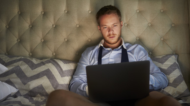 גבר עם מחשב נייד, צילום אילוסטרציה (צילום: istockphoto)