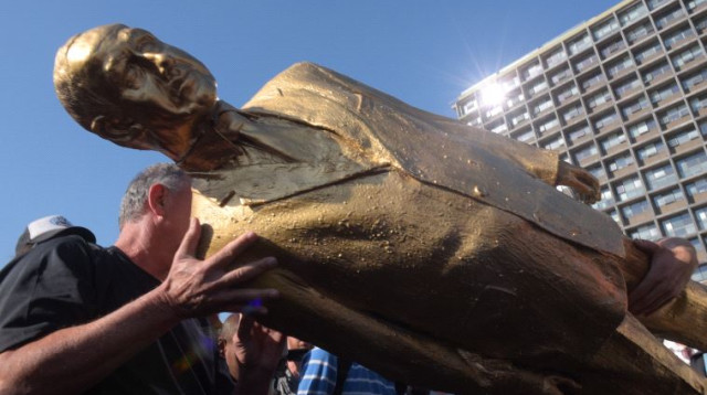 הפסל של נתניהו הופל (צילום: אבשלום ששוני)