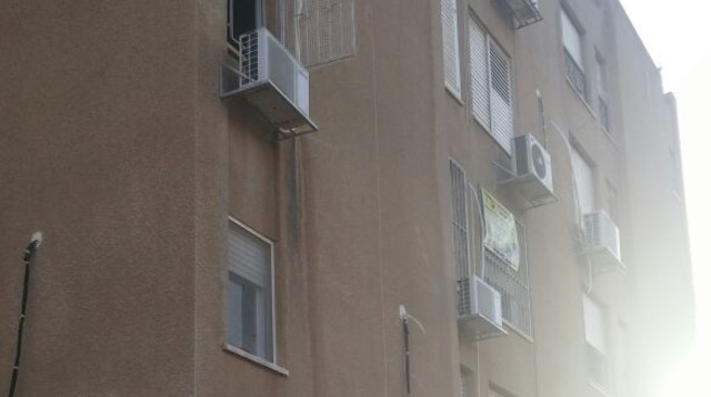 הבניין ממנו נפל ילד בן שלוש בערד (צילום: דוברות המשטרה)