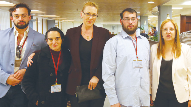 ראשי בית חם לכל חייל לצד החיילים הבודדים  (צילום: מרק ישראל סלם)