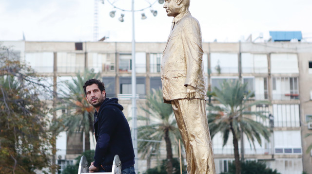 איתי זלאיט ופסל נתניהו המוזהב (צילום: דרור סיתהכל, יח"צ)