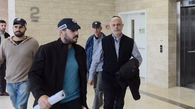 אמנון כהן בדרך להארכת מעצר (צילום: אבשלום ששוני)