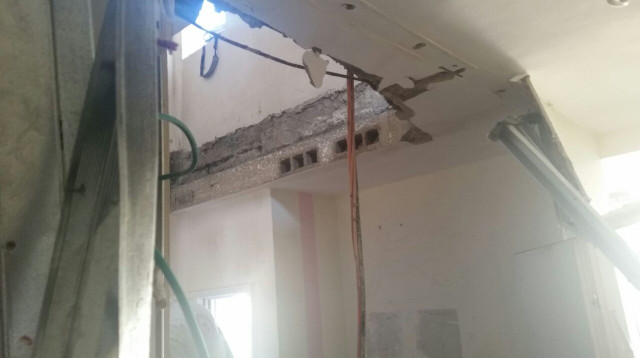 התקרה שקרסה בבני ברק (צילום: דוברות המשטרה)