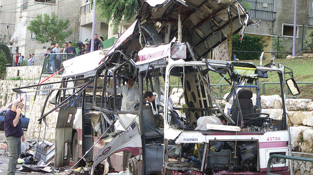 פיגוע בחיפה במהלך האינתיפאדה השנייה, 2001 (צילום: רויטרס)