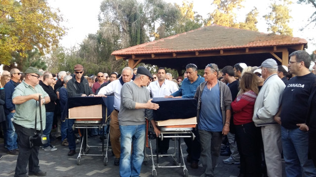 עמרי ועילי ניר מובאים לקבורה (צילום: משה כהן)