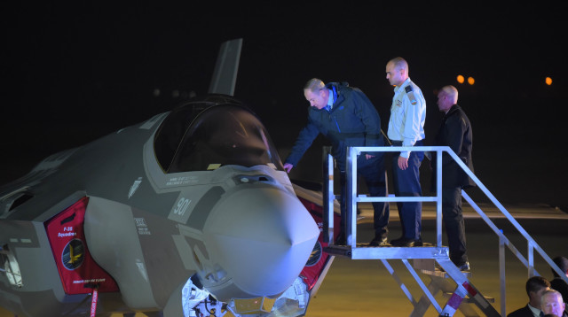 בנימין נתניהו ומטוס ה"אדיר" (צילום: אבשלום ששוני)