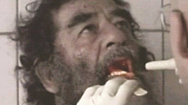 סדאם חוסיין בעת חקירתו (צילום: רויטרס)