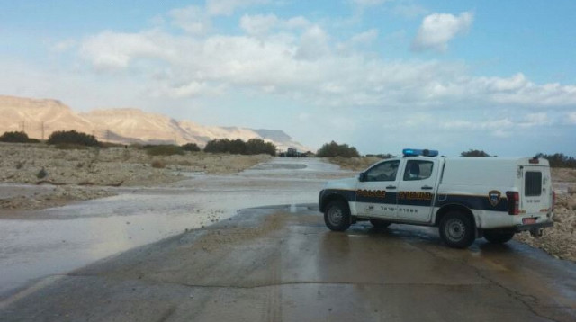 כביש 90 מוצף (צילום: דוברות המשטרה)