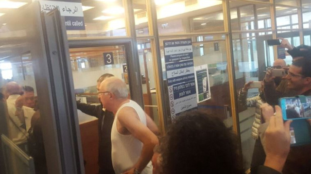 מנו טרכטנברג הוריד את חולצתו מחוץ לכנסת (צילום: חני אמיניה)