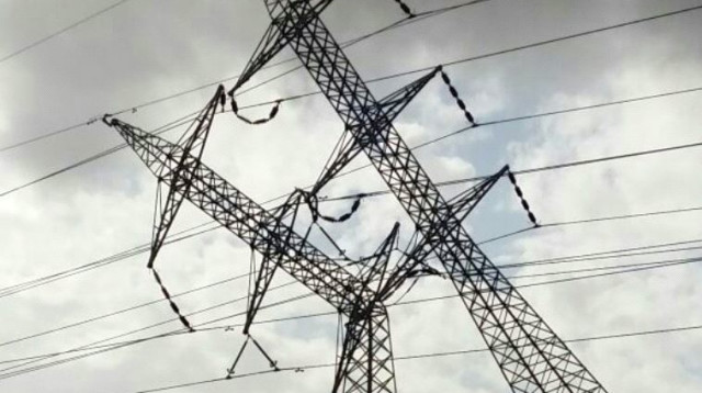 עמודי חשמל קרסו (צילום: דוברות המשטרה)