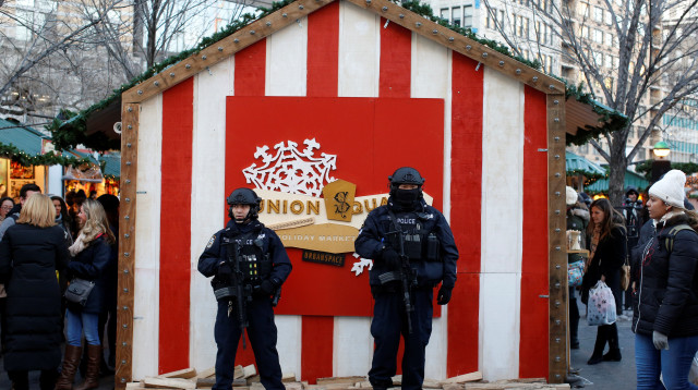 שוטרים בשוק חג המולד בברלין (צילום: רויטרס)