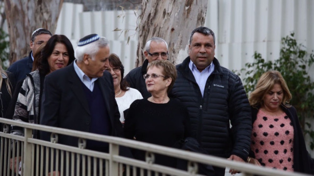 משה קצב משתחרר מהכלא (צילום: אלוני מור)