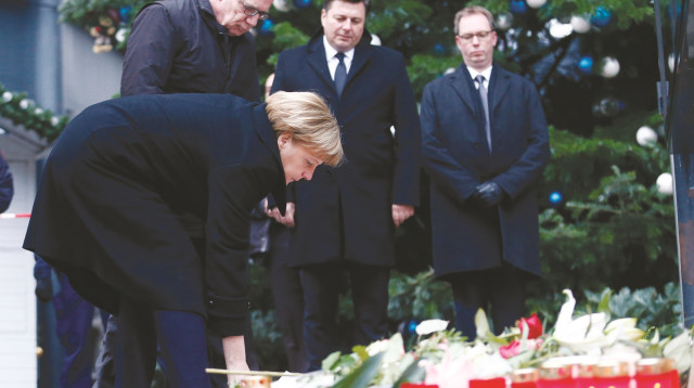 אנגלה מרקל בזירת הפיגוע בברלין (צילום: רויטרס)