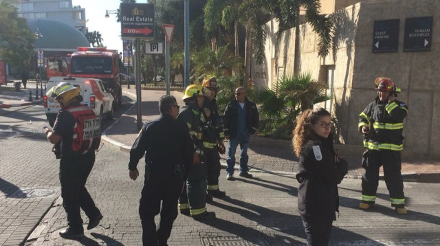 כבאים מטפלים בדליפת הגז באילת (צילום: כבאות והצלה אילת)