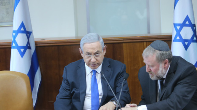 ראש הממשלה בנימין נתניהו והיועץ המשפטי לממשלה אביחי מנדלבליט (צילום: פלאש 90)