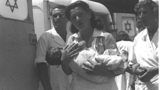 אחות מחזיקה תינוק חולה (צילום: קלוגר זולטן)