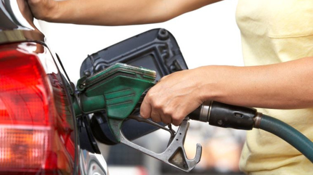 אישה ממלאת דלק. אילוטסטרציה (צילום: אינגאימג)