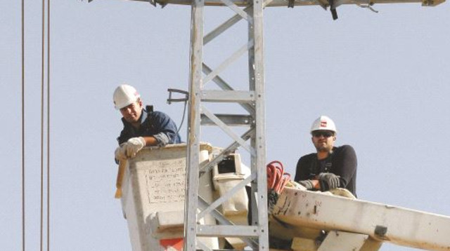 אנשי חברת חשמל (צילום: פלאש 90)