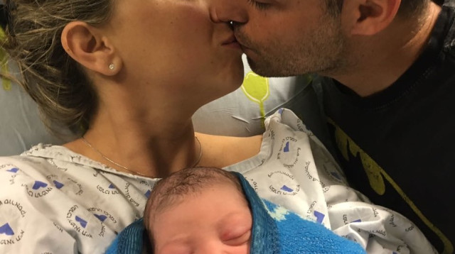 התינוקת הראשונה של 2017, להורים הילה וליאור סול (צילום: דוברות בית חולים איכילוב)