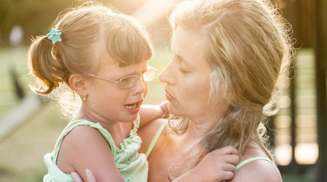 ילדה בוכה לאמא שלה, צילום אילוסטרציה (צילום: istockphoto)