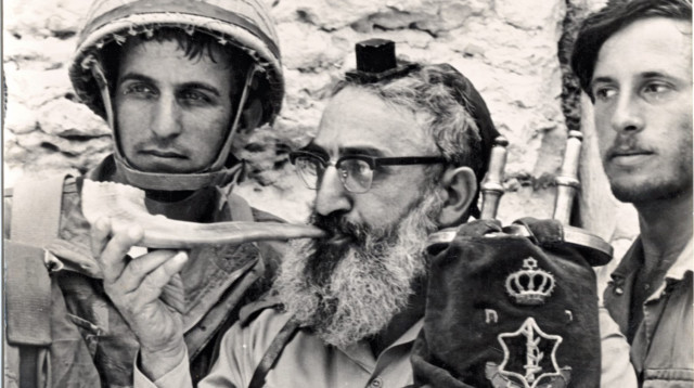 הרב שלמה גורן תוקע בשופר בכותל המערבי (צילום: ארכיון צה"ל במשרד הביטחון)