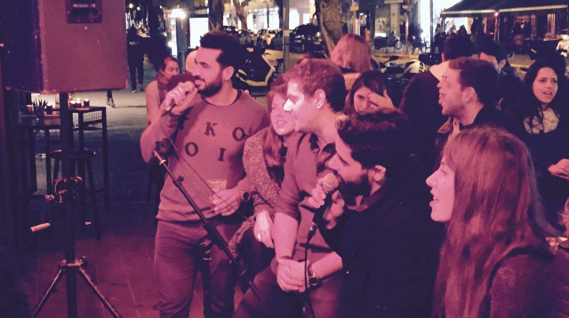 שרים בפאב הסימטא (צילום: ברק חדריאן)
