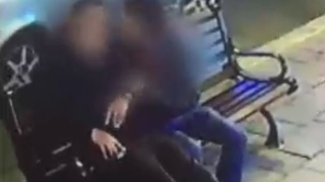 החשוד מאיים על בעל חנות הסלולר (צילום: מסך)