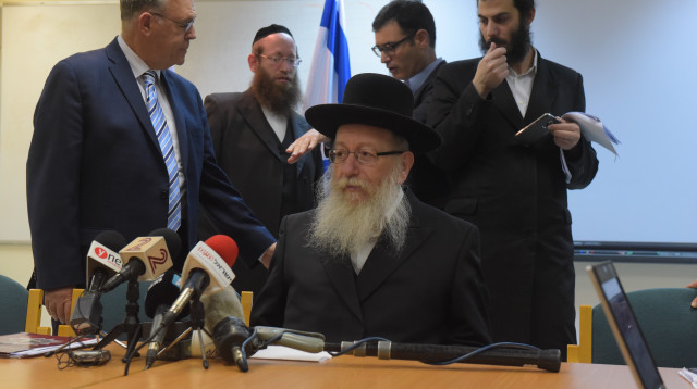 השר יעקב ליצמן במסיבת עיתונאים על סל התרופות (צילום: אבשלום ששוני)