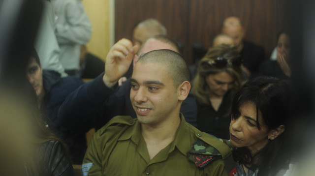 אלאור אזריה בבית הדין (צילום: אבשלום ששוני)