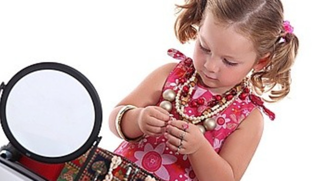 ילדה משחקת עם תכשיטים (אילוסטרציה) (צילום: אינג אימג')