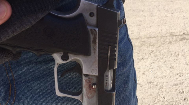 תושב חורה חטף נשק ממאבטח בב"ש ונעצר (צילום: דוברות המשטרה)