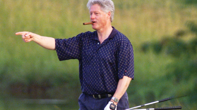 ביל קלינטון מעשן סיגר (צילום: רויטרס)