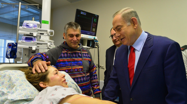 בנימין נתניהו ויעקב ליצמן מבקרים את החיילת דנה אופיר שנפצעה בפיגוע בירושלים (צילום: לע"מ)