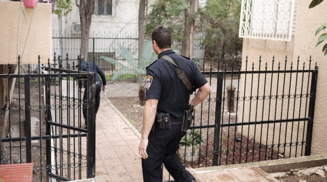 שוטר בתל אביב, למצולם אין קשר לכתבה (צילום: תומר נויברג, פלאש 90)