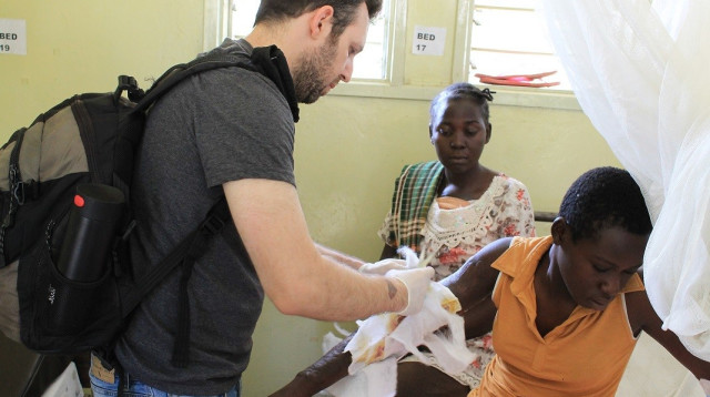 ד"ר אריאל ניימן בקומי שבאוגנדה (צילום: אלבום פרטי)