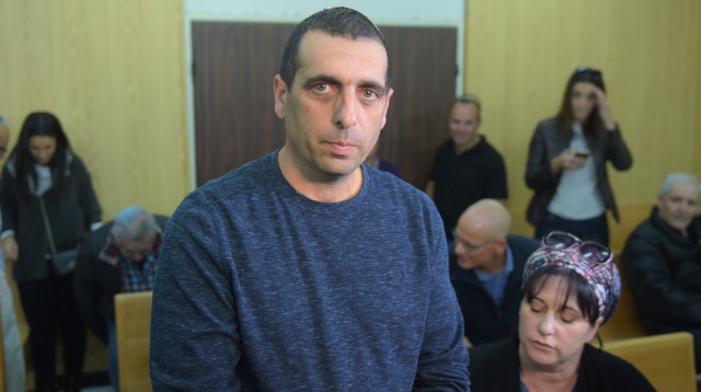 תא"ל אופק בוכריס ורעייתו בבית הדין הצבאי (צילום: אבשלום ששוני)