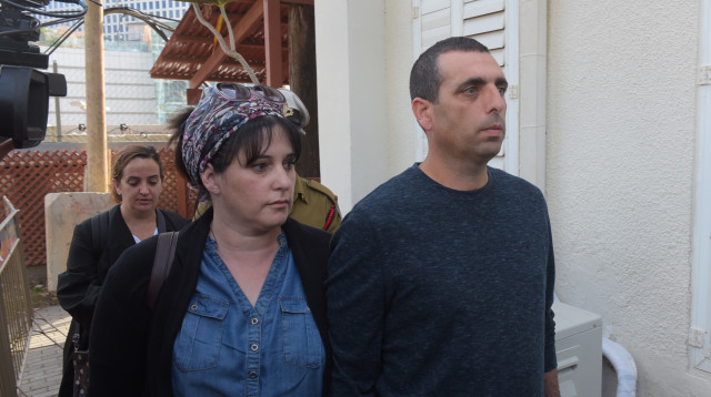 תא"ל אופק בוכריס ורעייתו בבית הדין הצבאי (צילום: אבשלום ששוני)