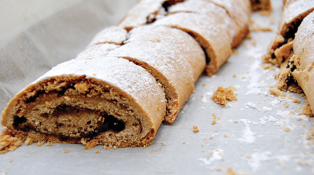 כרוכיות כוסמין במלית ריבת שזיפים (צילום: פסקל פרץ רובין)